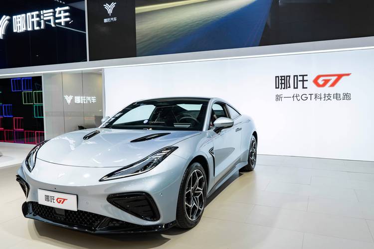 深圳17哪吒汽车在智能汽车领域的表现，领途汽车在新能源汽车市场中的影响力